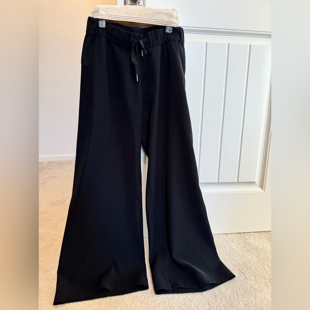 Lululemon On the Fly Wide-Leg 7/8 Pant *Woven Black size 4 travel pants like new
